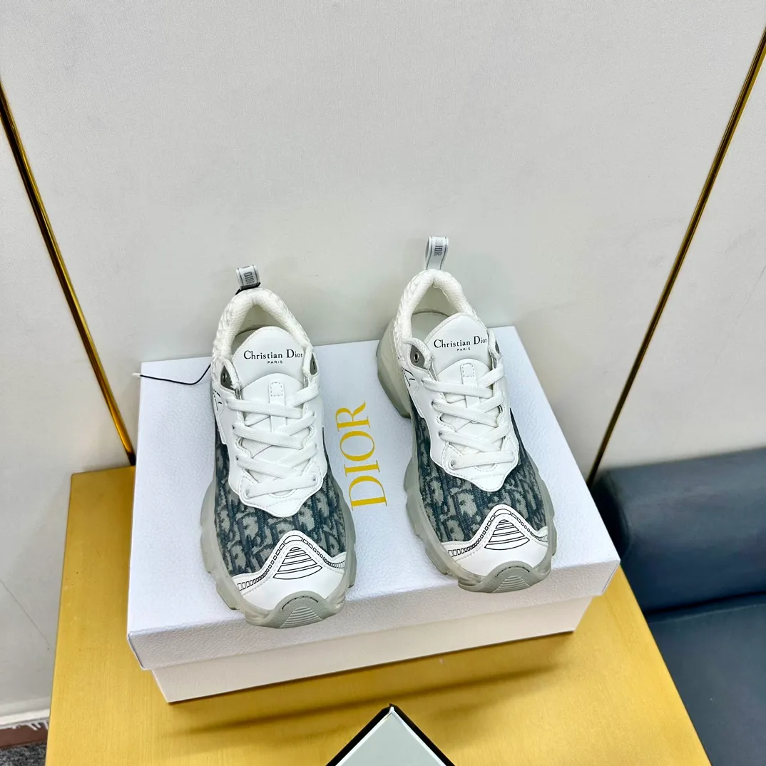 👟👟Ex-factory price 700👟👟 Top version 🌟🌟Dior 2024 spring and summer catwalk new style Vibe iconic fashion modern sports dad shoes CD letter logo Oblique printed pattern lace-up color-blocking thick-soled running shoes Stars' same jelly color casual women's shoes The top high-end version on the market Material: The upper is made of special technology with mesh fabric spliced with metal cowhide + environmentally friendly breathable fabric lining + original molded Tpu combination outsole. Bottom thickness: 4CM Size: 35-40 standard code (34.41 customization is not returnable)